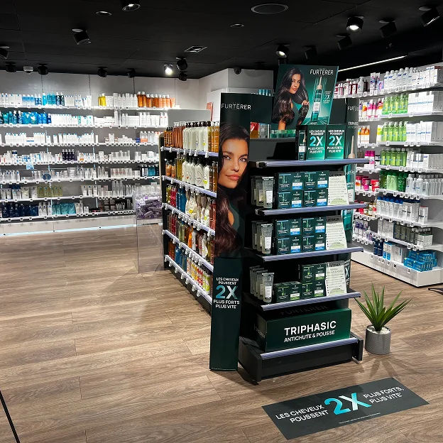 Rayons de produits de soins capillaires dans un magasin lumineux, avec présentoirs Furterer à Montgiscard en Haute-Garonne 31