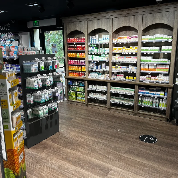 Allée de pharmacie moderne avec étagères remplies de médicaments et suppléments à Montgiscard en Haute-Garonne 31