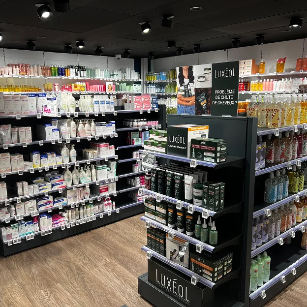 Allée de magasin avec produits de soins capillaires et de beauté variés à Montgiscard en Haute-Garonne 31