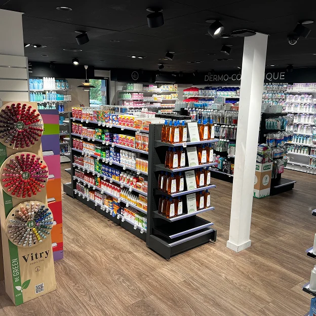 Intérieur de pharmacie moderne avec rangées de produits cosmétiques et de santé à Montgiscard en Haute-Garonne 31