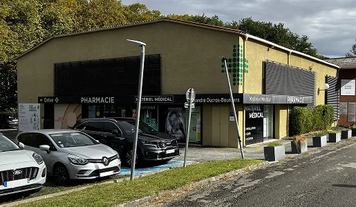 Pharmacie et matériel médical avec voitures garées devant, sous un ciel nuageux à Montgiscard en Haute-Garonne 31