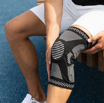 Un homme portant un short blanc et une genouillère noire en maille texturée à Montgiscard en Haute-Garonne 31